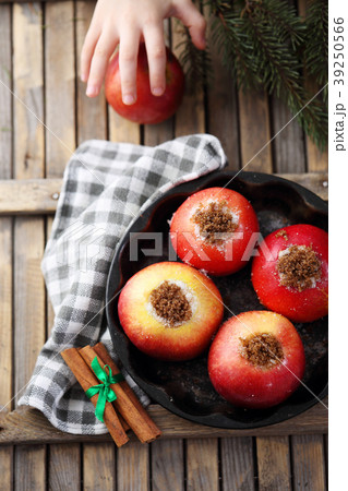 Apples with cinnamon, top view Apples with cinnamon, top view 39250566