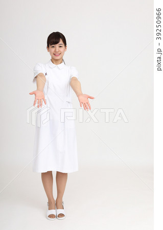 手を広げる看護師 手を広げる看護師 39250966