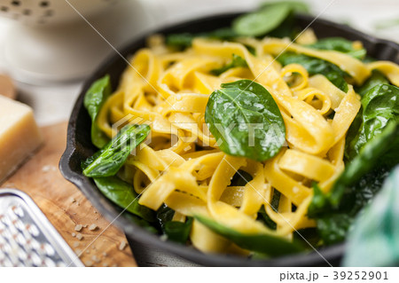 Spinach tagliatelle pasta Spinach tagliatelle pasta 39252901