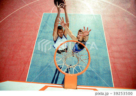 High angle view of basketball player dunking 39253500