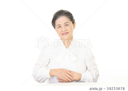 微笑む年配者 微笑む年配者 39253678