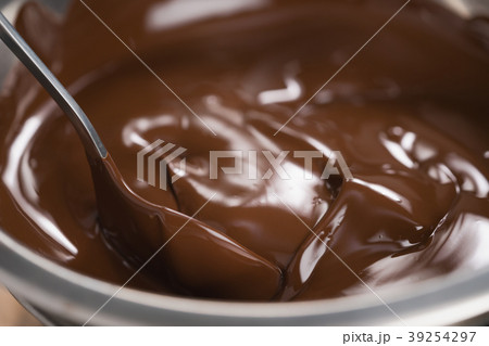 melting dark chocolate in steel bowl 39254297