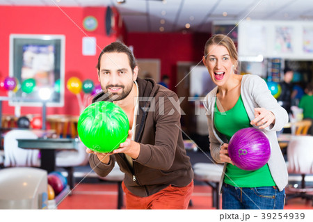 Couple playing Bowling Couple playing Bowling 39254939