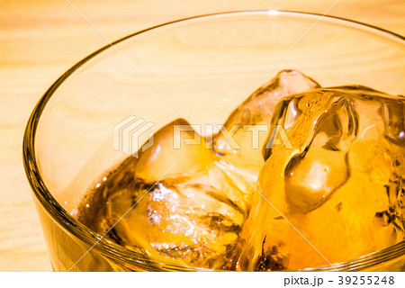 ウイスキー　ロック 39255248