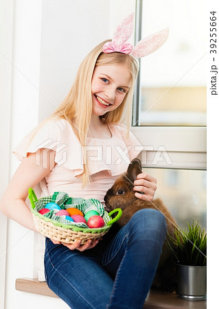 Teenage girl holding Easter eggs Teenage girl holding Easter eggs 39255664