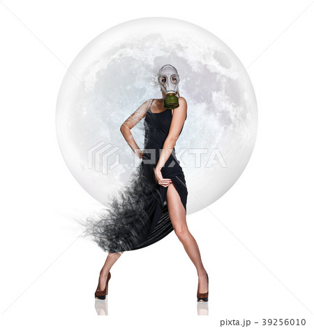 Stylish young woman in gas mask over full moon 39256010