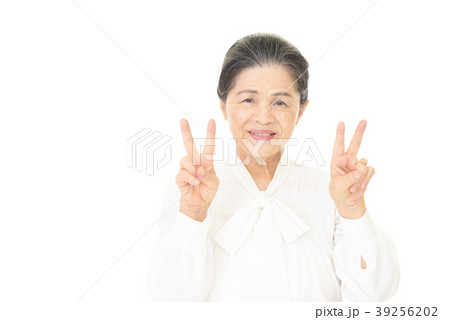 喜ぶ年配者 喜ぶ年配者 39256202