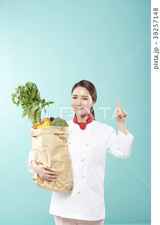 若い女性 シェフ 笑顔 39257148