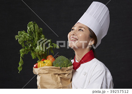 若い女性 シェフ 笑顔 39257512