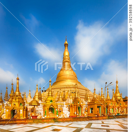 Shwedagon pagoda in Yangon. Myanmar. Shwedagon pagoda in Yangon. Myanmar. 39258698