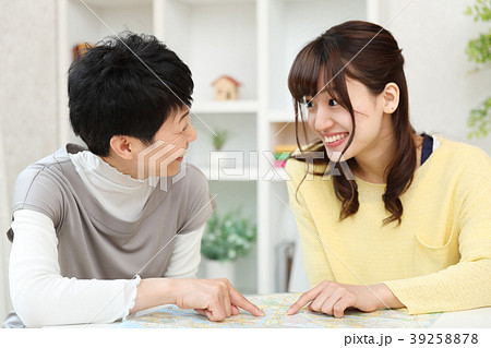 旅行を計画する親子 39258878