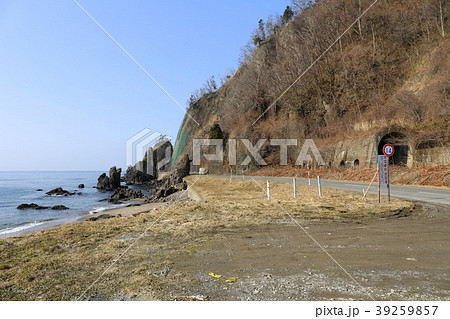 室蘭本線、旧線トンネル・礼文華海岸付近 39259857