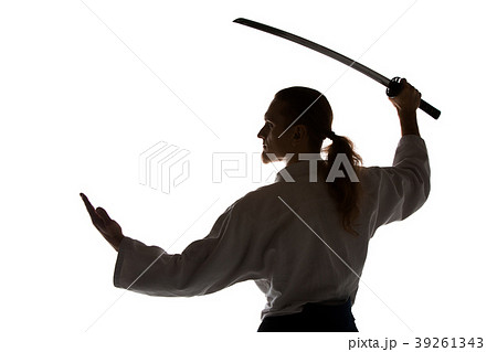 The young man are training Aikido at studio 39261343
