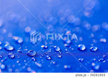 Water drops pattern over a blue waterproof cloth 39261603