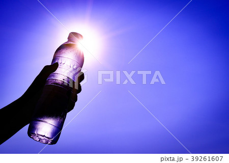 Woman's hand holding plastic water bottle 39261607