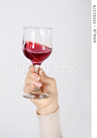 Rose wine in a glass 39262376