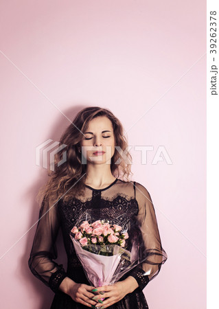 Woman with a bouquet with eyes closed 39262378