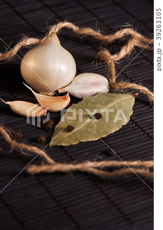 On the black style table, seasonings: onion garlic 39263105