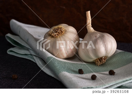 Garlic on a napkin. Food background. Garlics Garlic on a napkin. Food background. Garlics 39263108