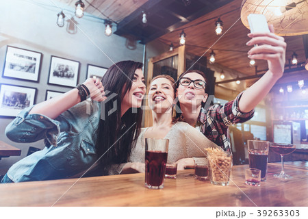 Positive nice friends taking a photo 39263303