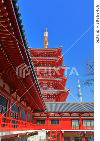 東京スカイツリーと浅草寺五重塔 東京スカイツリーと浅草寺五重塔 39263466