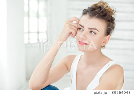 Close-up thoughtful young woman. 39264043
