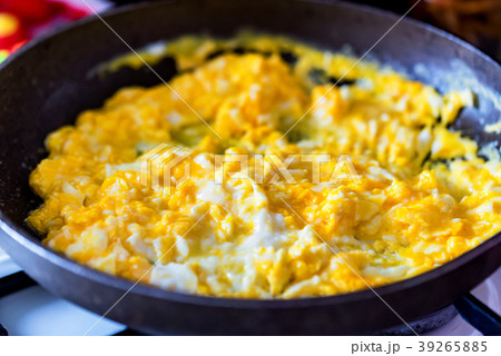 Scrambled egg in frying pan close Scrambled egg in frying pan close 39265885