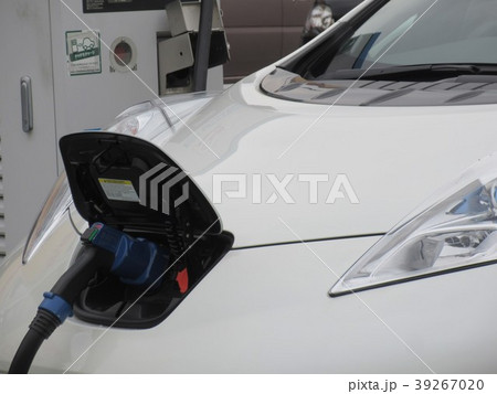 充電中の電気自動車 充電中の電気自動車 39267020