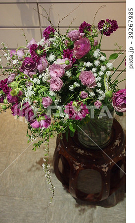 流れるように。春爛漫の豪華な花束。　スカビオサ、レースフラワー、紫のバラ　ユキヤナギ、ラナンキュラス 39267985