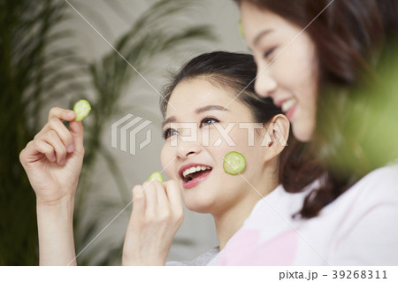 ルームメイト キュウリ 若い女性 39268311