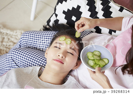 ルームメイト キュウリ 若い女性 39268314