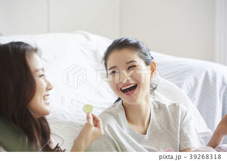 ルームメイト キュウリ 若い女性 39268318