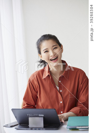 笑顔 微笑 微笑み 39268384