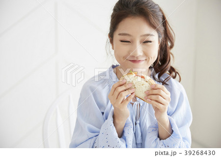 食べる サンドイッチ 若い女性の写真素材