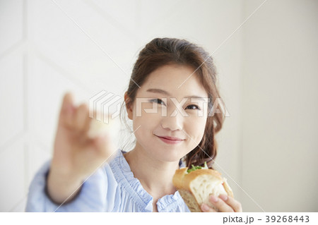 笑顔 微笑 微笑み 39268443