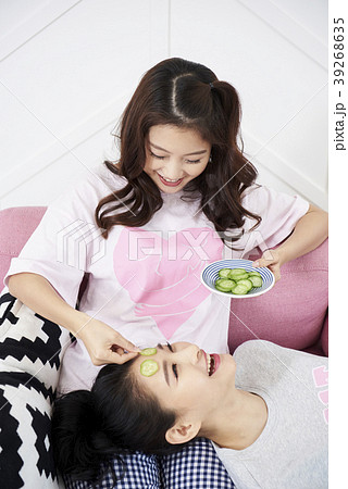 ルームメイト キュウリ 若い女性 39268635