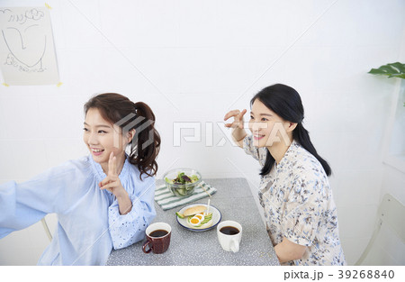 ルームメイト 笑顔 微笑 39268840