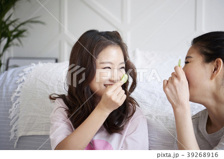 2 座る 若い女性 39268916