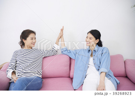 ルームメイト 笑顔 微笑 39268923