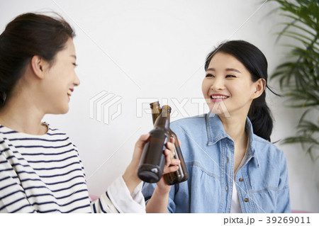 乾杯 ビール瓶 笑顔 39269011