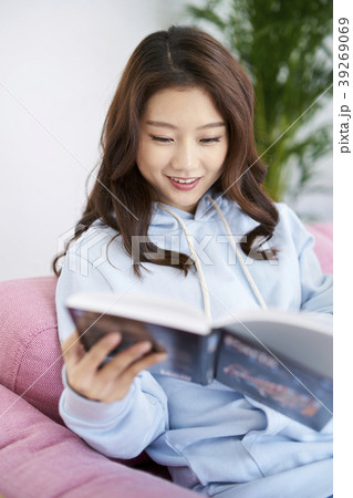 読書 笑顔 微笑 39269069