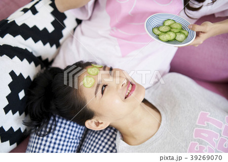 ルームメイト キュウリ 若い女性 39269070