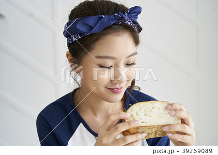 ブランチ サンドイッチ 若い女性 39269089