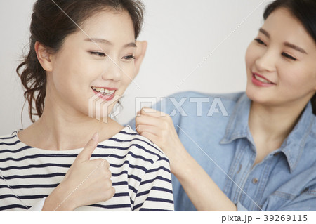 ルームメイト 笑顔 微笑 39269115