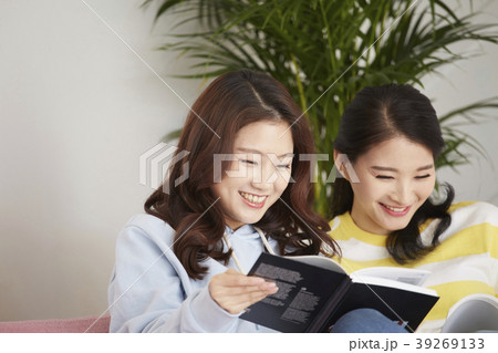 読書 ルームメイト 笑顔 39269133