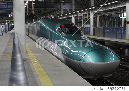 八戸駅に停車中の北海道新幹線H5系 八戸駅に停車中の北海道新幹線H5系 39270771