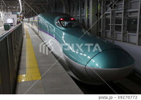新青森駅に停車中の北海道新幹線H5系 39270772