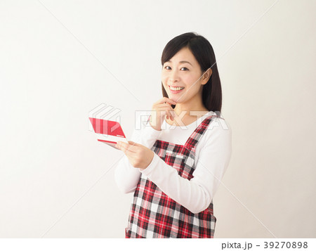 預金通帳を見て笑う女性 預金通帳を見て笑う女性 39270898