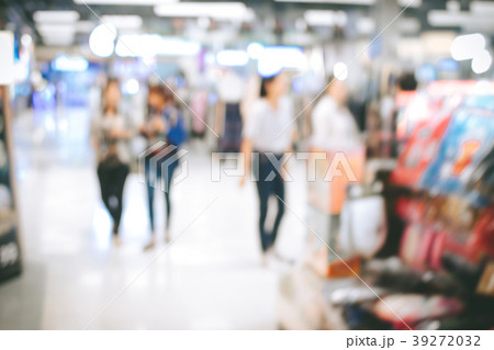 blurred image people in shopping mall with bokeh. blurred image people in shopping mall with bokeh. 39272032