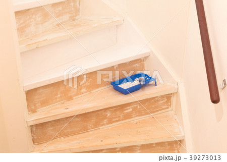 Painting an vintage stairs 39273013